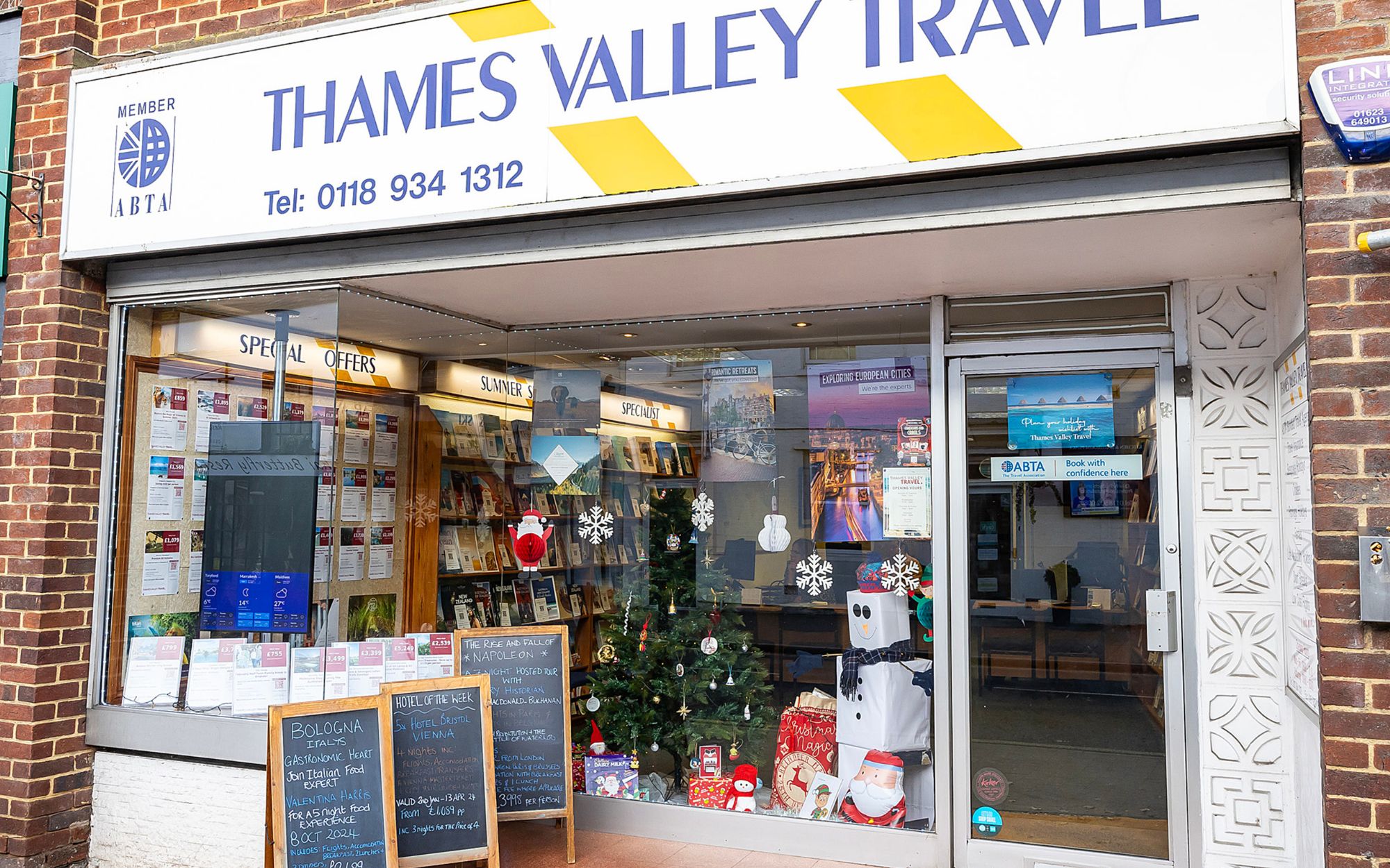Christmas window display of Thames Valley Travel