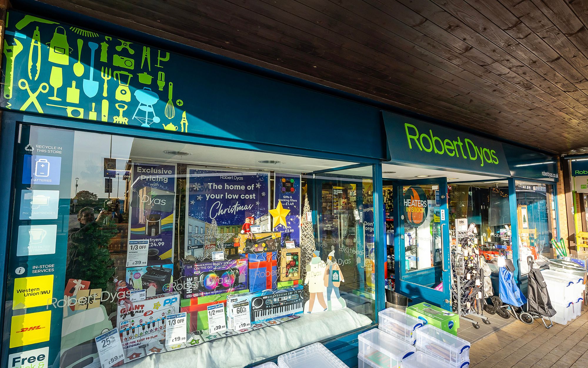 Christmas window display of Robert Dyas