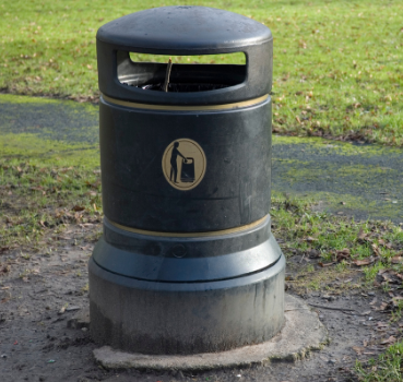 Photo of a public litter bin in a grassy area